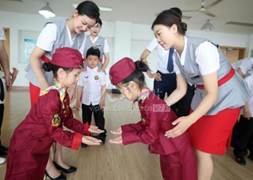 2021年5月31日，在江苏省南通市，南通职业大学空中乘务专业的学生教小朋友服务礼仪姿势。